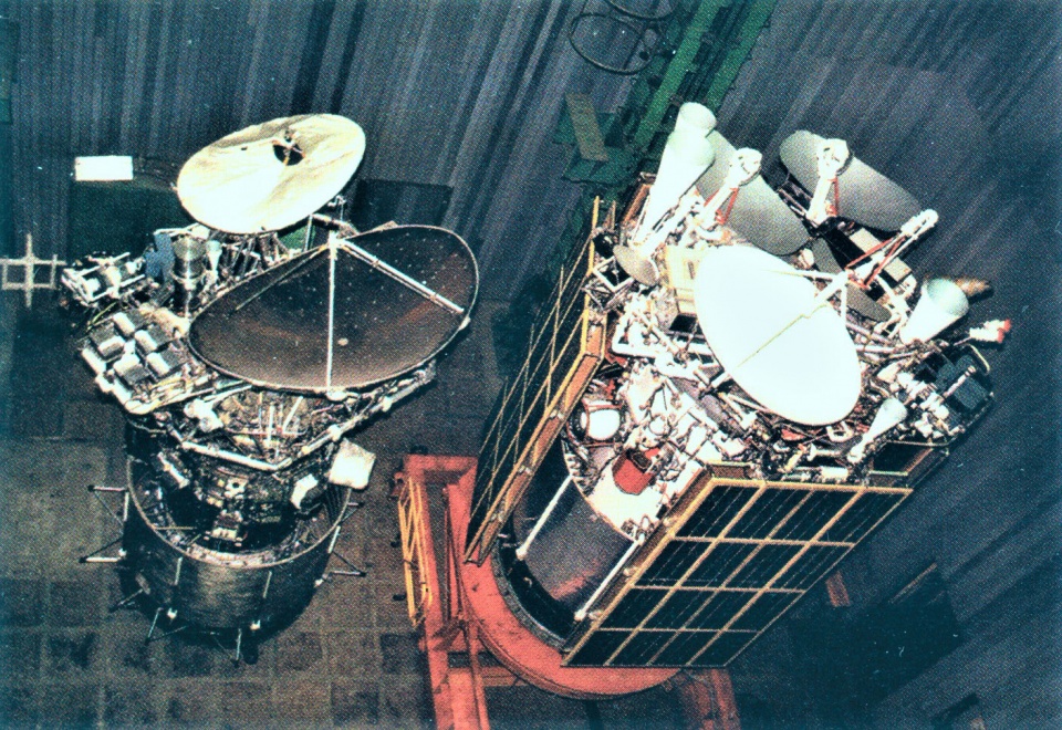 Космические аппараты связи  «Экспресс» (справа) и «Галс» (слева) в сборочном цехе предприятия