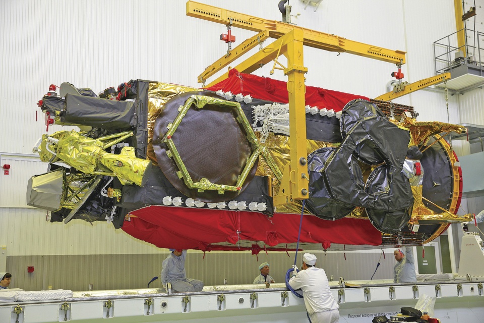 Подготовка спутника «Экспресс-АМ6» к отправке на космодром