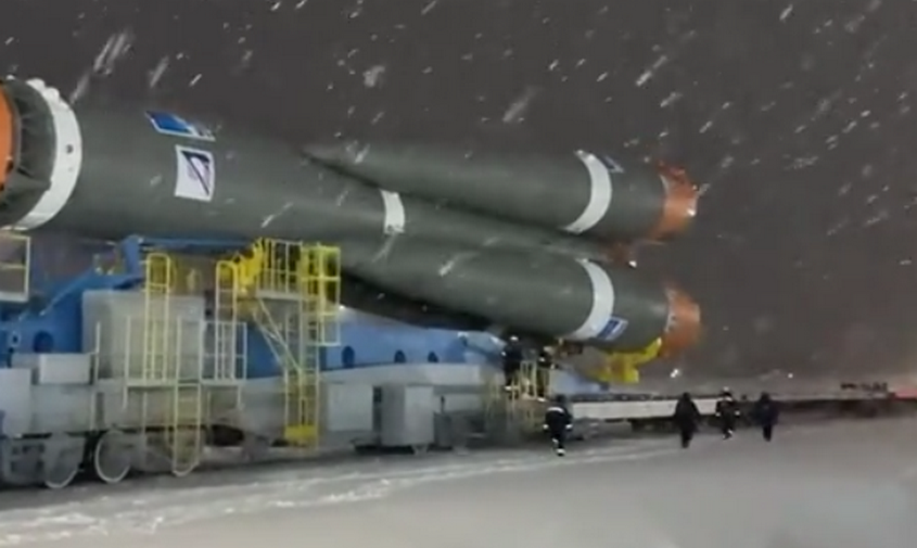 несмотря на мощный снегопад, на космодроме восточный вывезли на стартовый комплекс ракету «союз-2.1а»