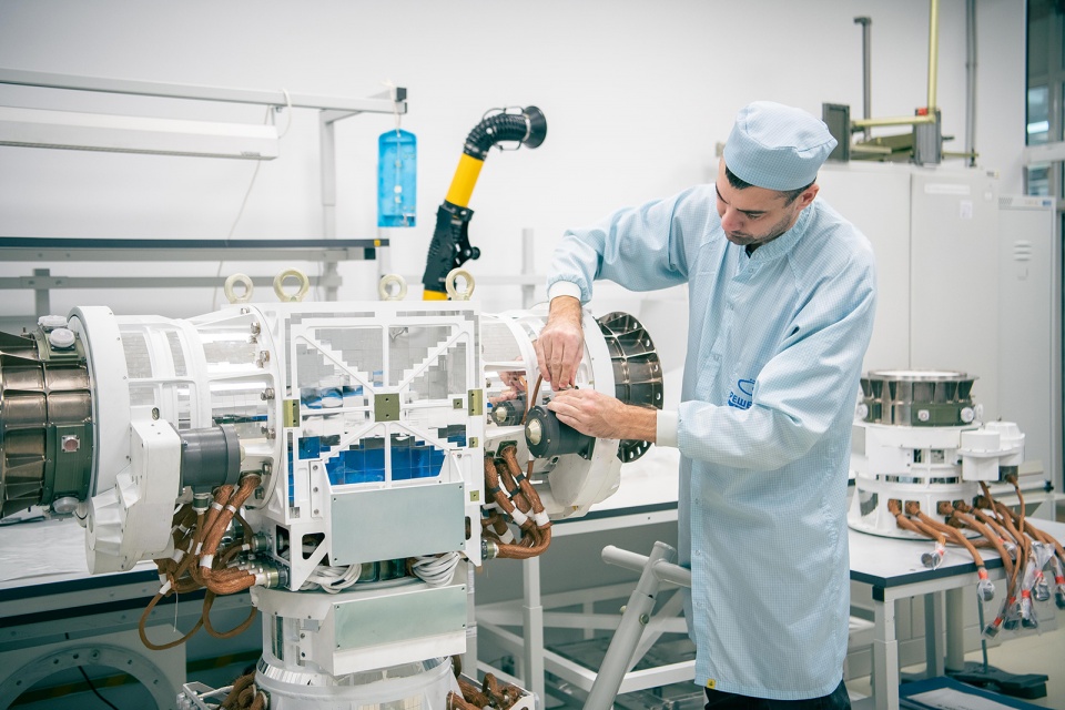 Сборка системы управления приводами солнечных батарей для научно-энергетического модуля орбитальной станции