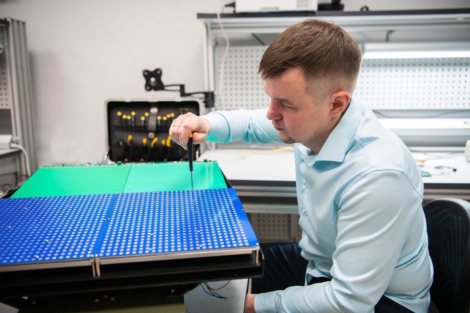 Опытный образец фазированной антенной решётки (ФАР) для наземного терминала спутниковой связи