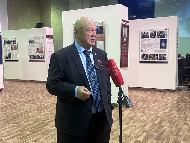 Летчик-космонавт СССР, дважды Герой СССР Владимир Джанибеков даёт интервью телеканалу «Звезда»