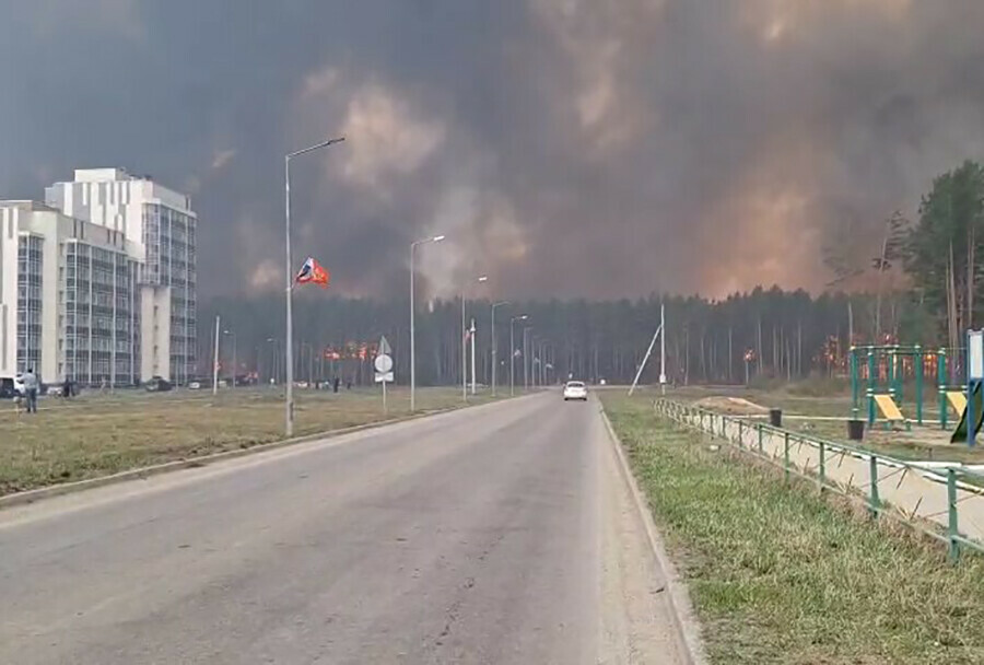 Крупный пожар возле Циолковского локализован угрозы городу нет Пошел дождь видео