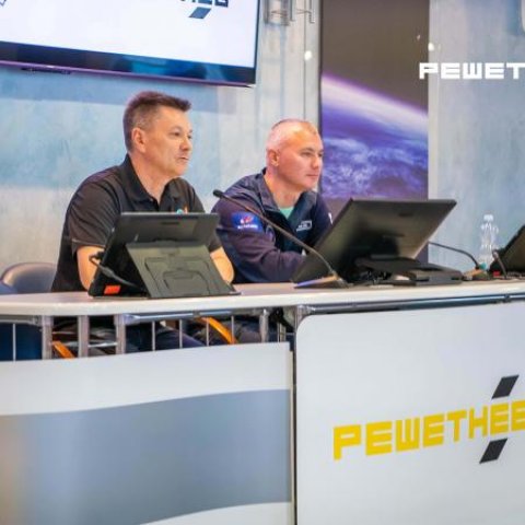 На вопросы решетнёвцев отвечали Олег Кононенко и Денис Матвеев