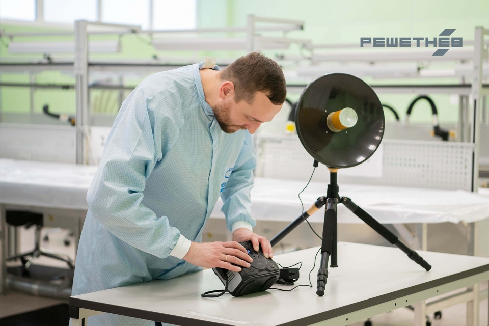 Многофункциональное вращающееся устройство применено в составе абонентского терминала