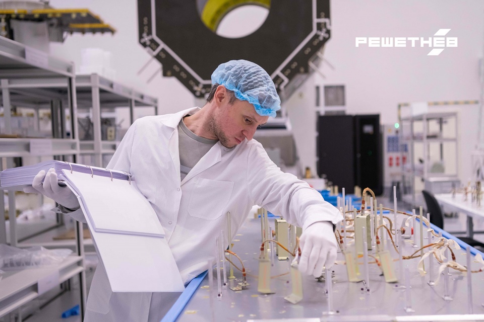 Установка бортовой кабельной сети спутника «Экспресс-РВ»