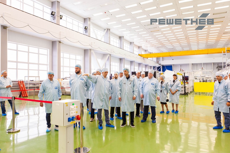 Генеральный директор АО «РЕШЕТНЁВ» Евгений Нестеров продемонстрировал главе отрасли Дмитрию Баканову поточную линию сборки малых спутников