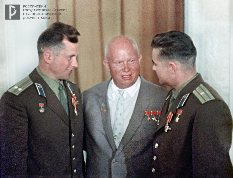А.Г. Николаев и П.Р. Попович во время беседы с первым секретарем ЦК КПСС Н.С. Хрущевым после вручения государственных наград. 18 августа 1962 г. РГАНТД. Арх. № 0-1385 цв.