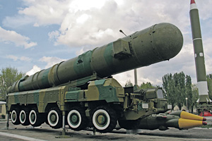 Подвижный грунтовый ракетный комплекс с твердотопливной двухступенчатой баллистической ракетой средней дальности РСД-10 «Пионер» (на Западе известна как «Сабля») теперь можно увидеть только в музее.     Фото с сайта www.wikipedia.org