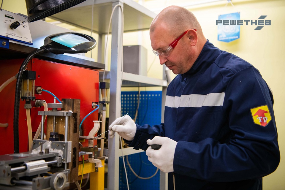 Специалисты АО «РЕШЕТНЁВ» первыми в России отработали и внедрили технологию низкотемпературной пайки для создания интегрированных волноводов