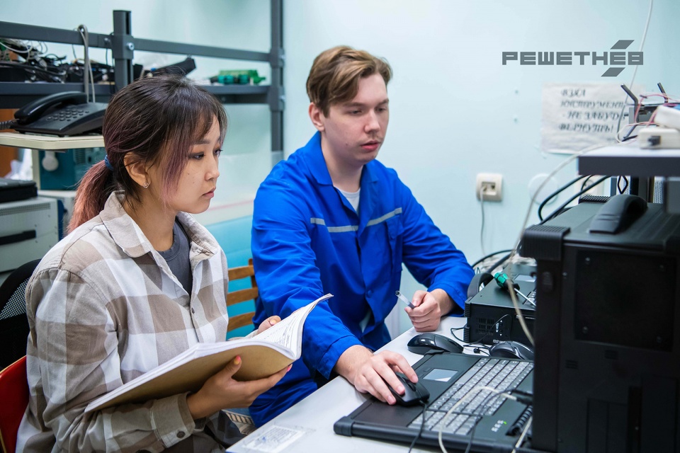 Специалисты фирмы Решетнёва проверяют функционирование бортового компьютера и проводят отладку программного обеспечения