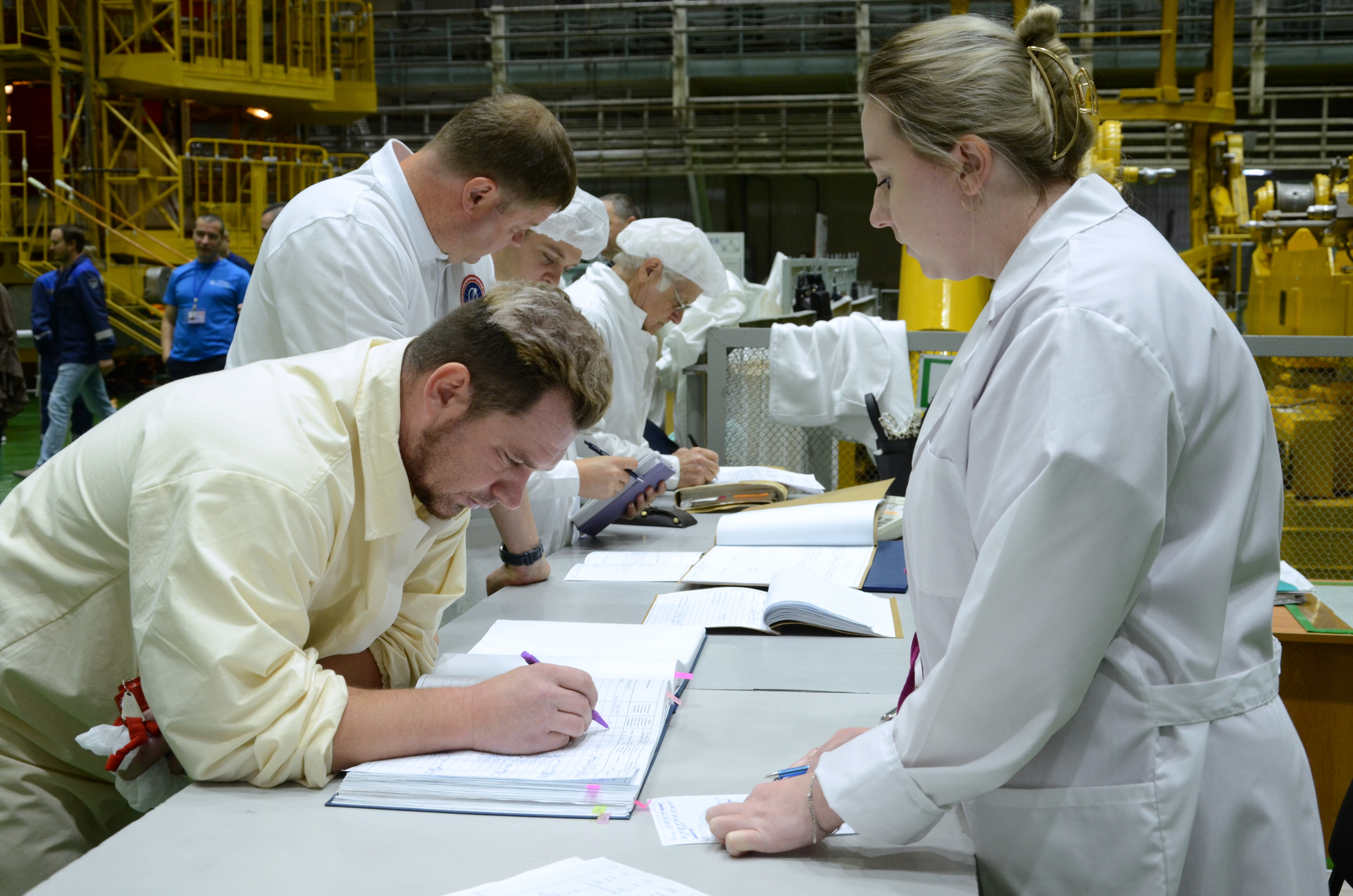 Проведены авторский осмотр и накатка головного обтекателя транспортного грузового корабля «Прогресс МС-32»