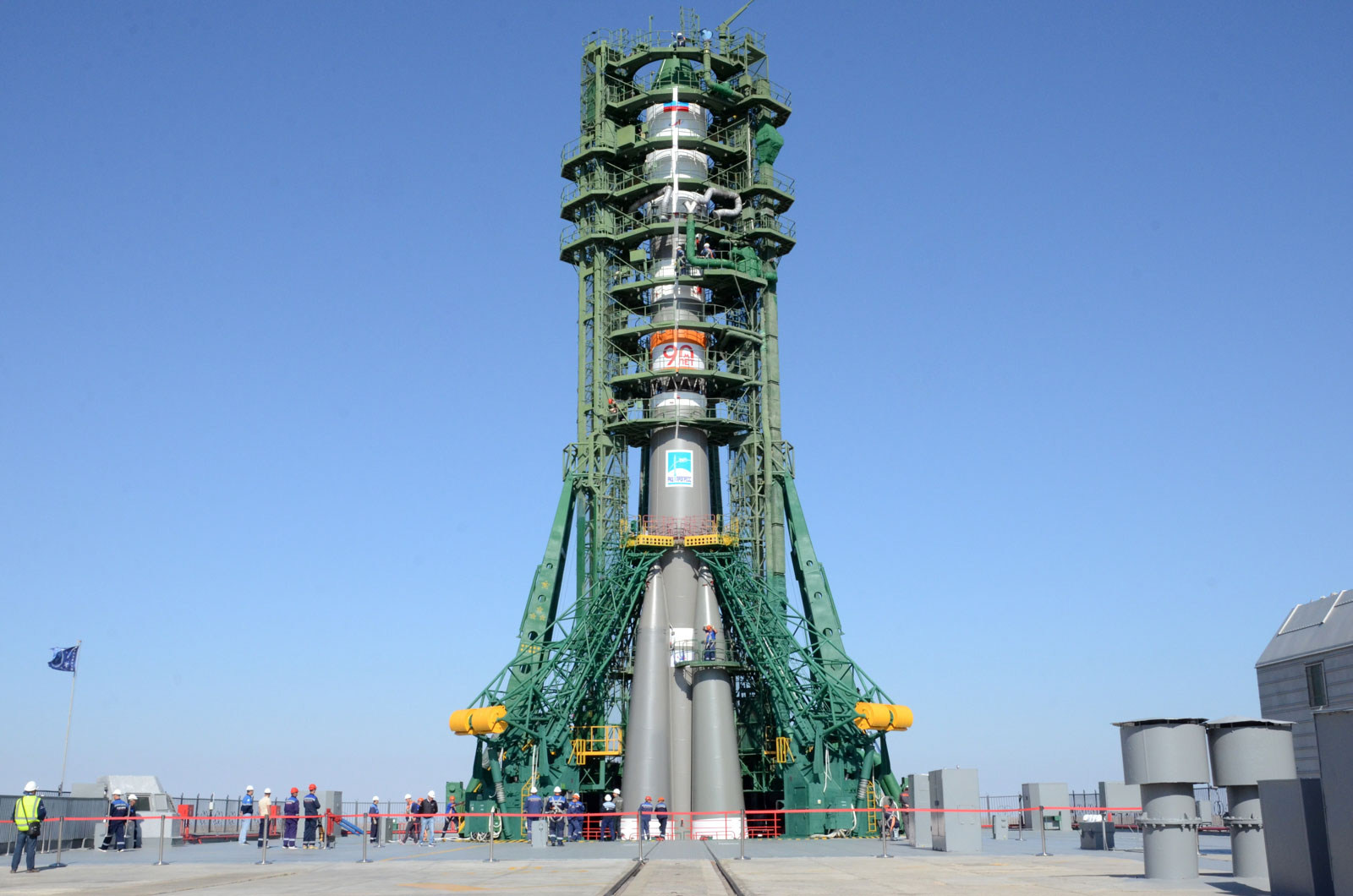 Ракета с грузовым кораблём «Прогресс МС-32» установлена на старте