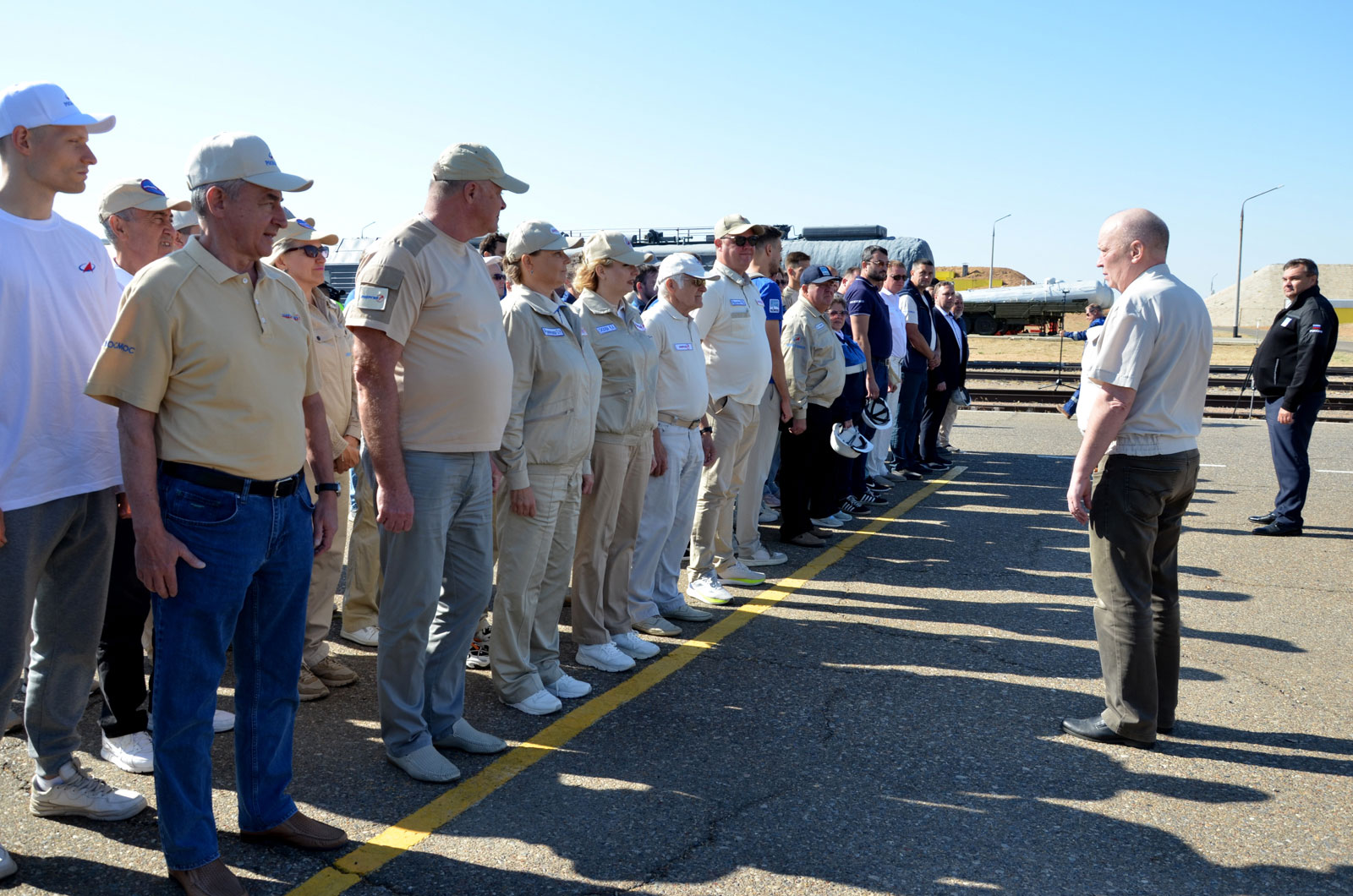 Ракета с грузовым кораблём «Прогресс МС-32» установлена на старте