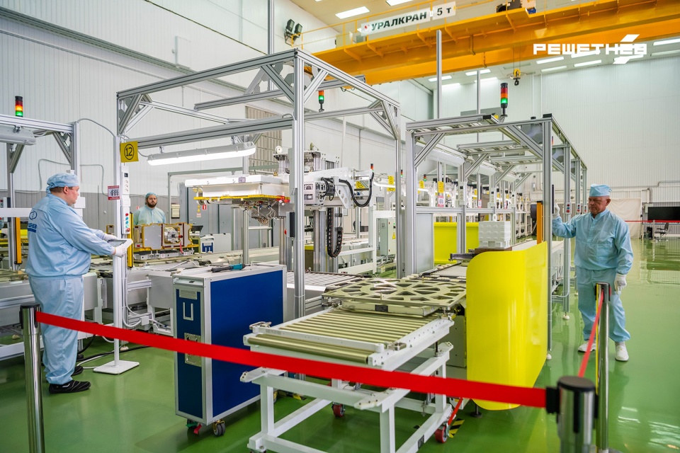 Конвейерная линия обеспечивает сборку серийных спутников массой до 300 кг и их элементов