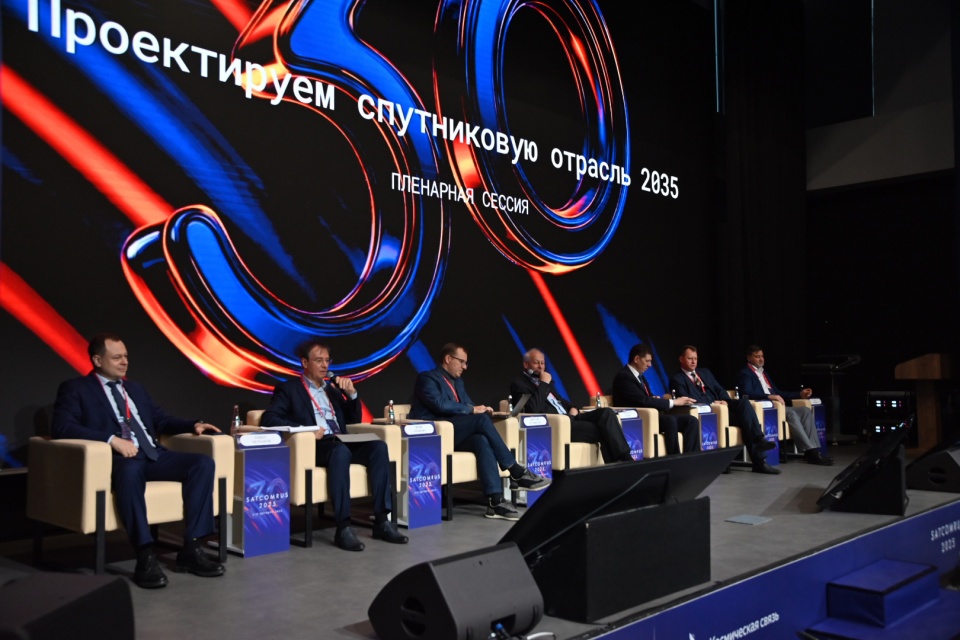 Генеральный директор АО «РЕШЕТНЁВ» Евгений Нестеров представил доклад на пленарной сессии