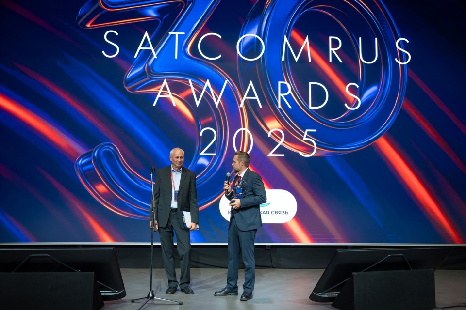 Гендиректор ГП КС Алексей Волин вручил награду представителю АО «РЕШЕТНЁВ» Михаилу Валову