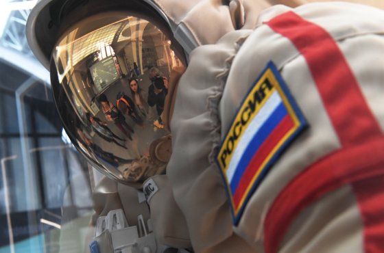 Как космонавты готовятся к работе на орбите в скафандре