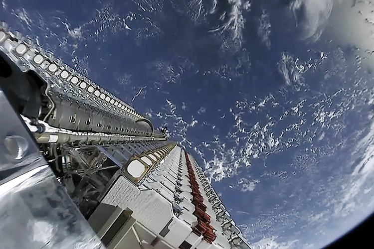 Спутники Starlink в пакете до отделения от разгонного блока