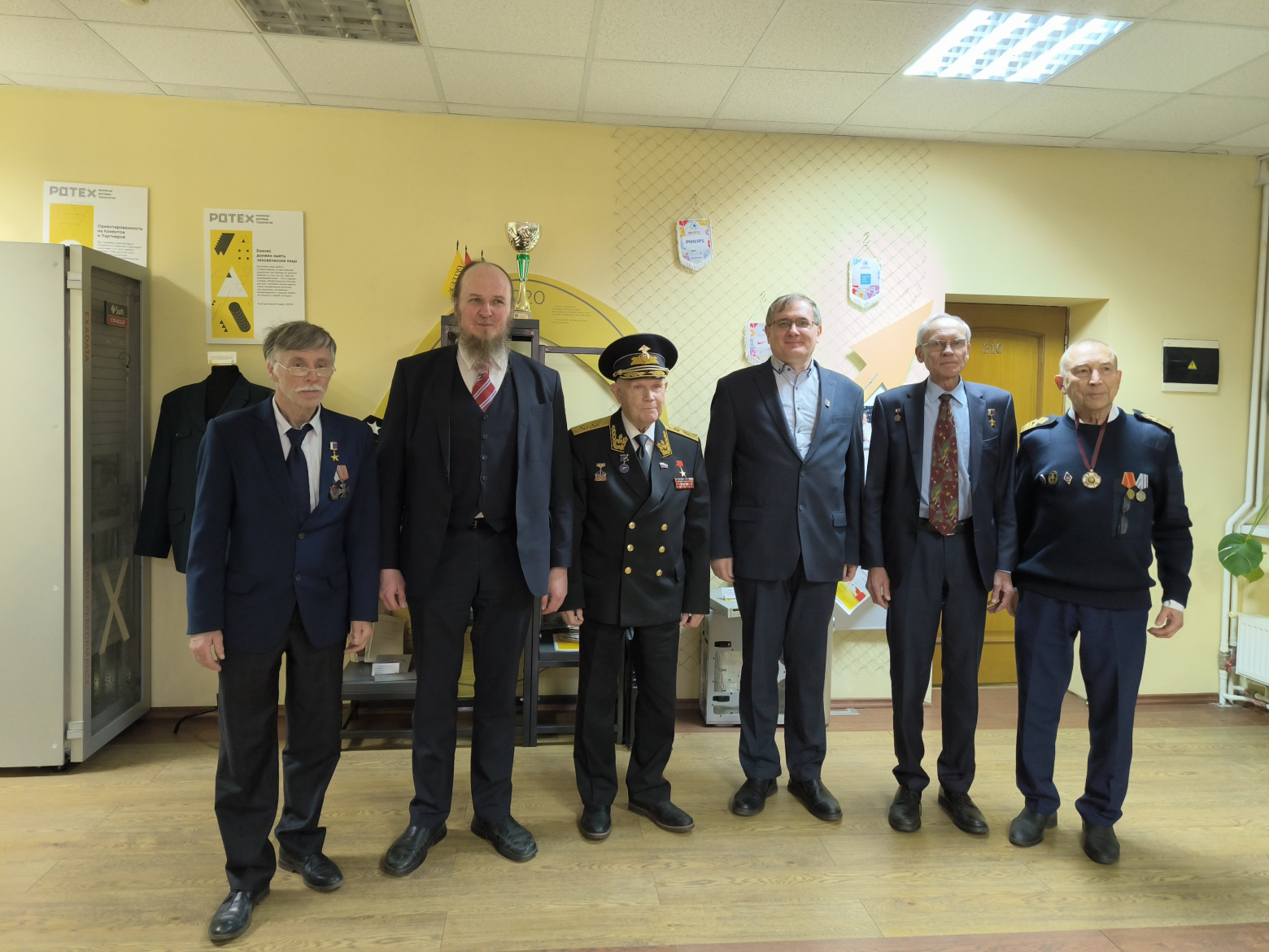 На снимке слева направо: Герой России Черняев Е.В., профессор Раткин Л.С., Герой Социалистического Труда генерал-лейтенант Макарычев А.А., эксперт РДТЕХ Пономарев Ю.Ю., Герой России, летчик-космонавт Авдеев С.В., капитан дальнего плавания, советник ВОИР Чашков Ю.А.