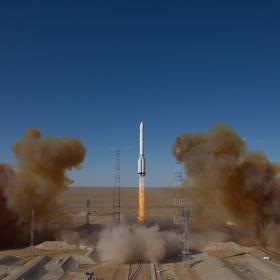 Запуск ракеты-носителя «Протон-М» с КА «Спектр-РГ» на порту, космодром Байконур, 13 июля 2019 г. Фото: КЦ