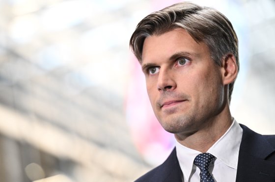 Более 300 спутников: Глава