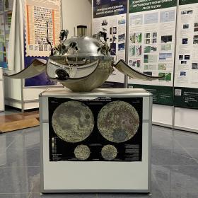 Макет станции «Луна-9» в выставочном зале ИКИ РАН. Фотография: А. С. Богач, ИКИ РАН