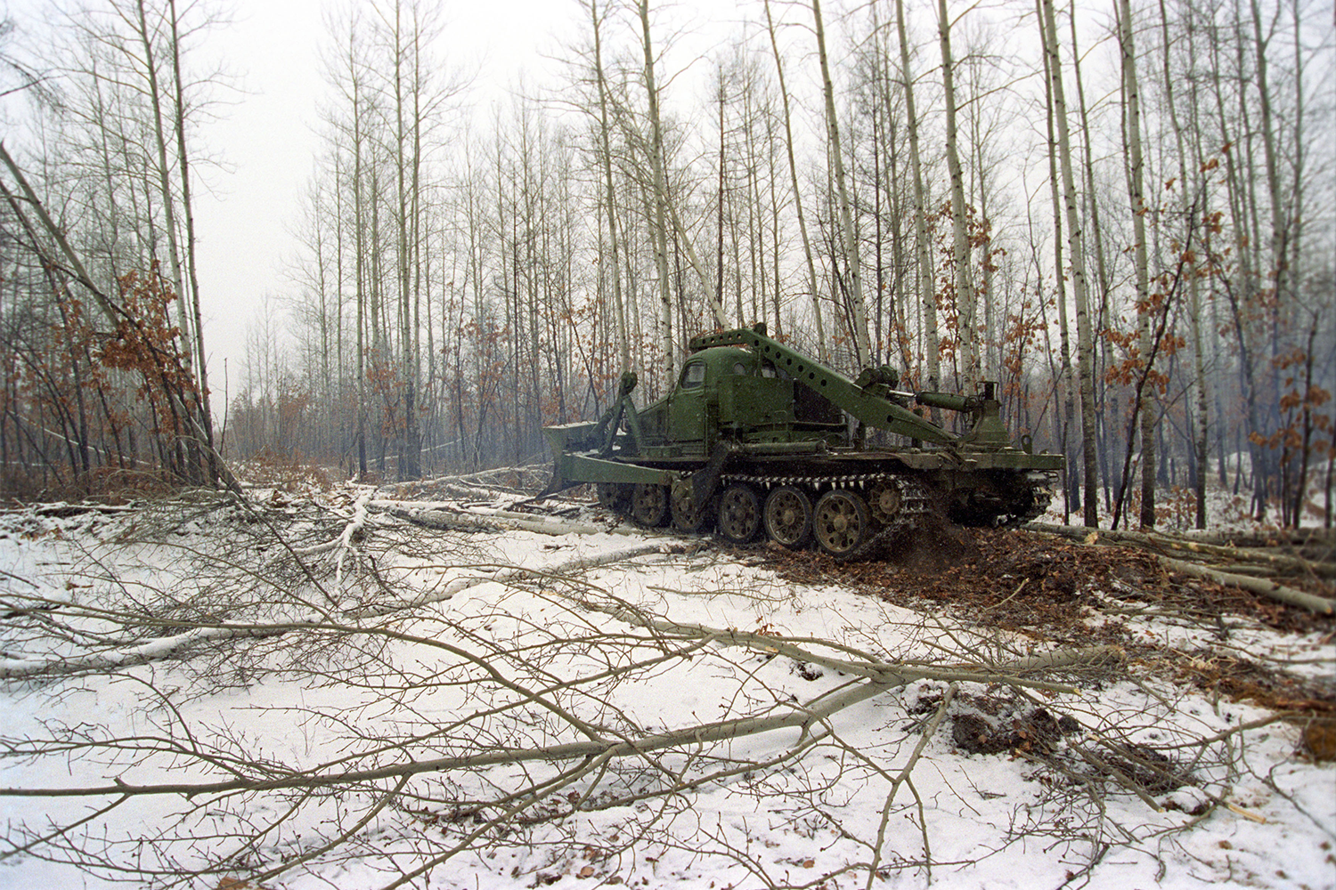 Площадь новой площадки составила около 410 кв. км. Место под нее выбирали тщательно, с учетом расположения относительно экватора, побережий и госграниц, а также удаленности от густонаселенных городов и промышленных центров России. Выбор пал на окрестности некогда закрытого городка ракетчиков Свободный-18 (ныне – Циолковский). На фото: тягач расчищает просеку во время строительства испытательного космодрома Свободный.
