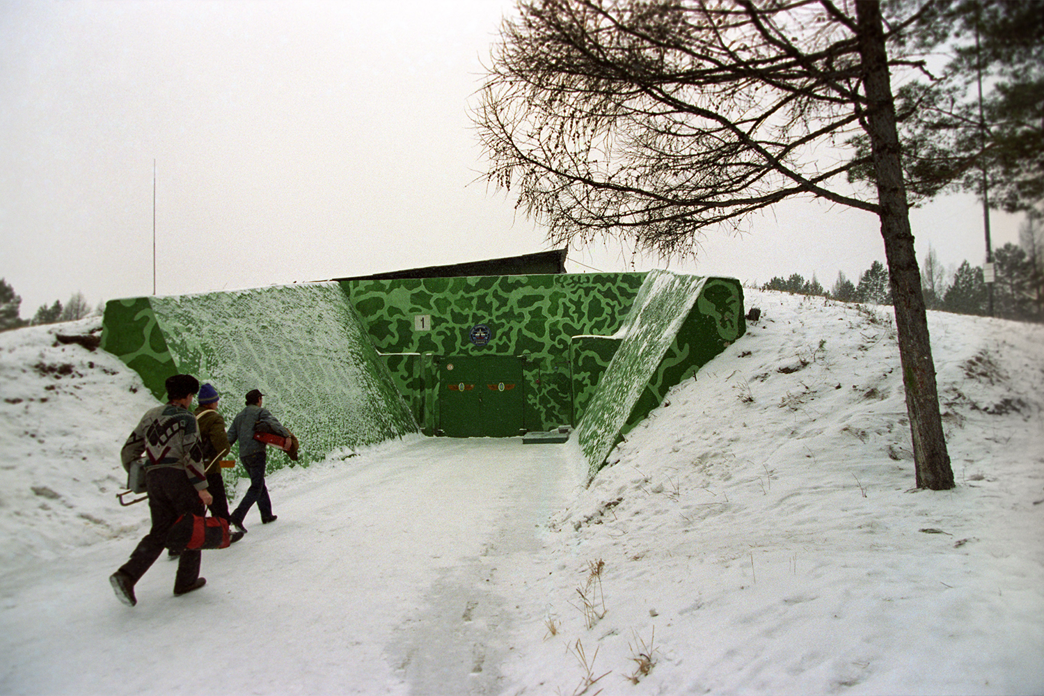 После того как в 1996-м президент России Борис Ельцин официально подписал указ о создании второго испытательного космодрома (планы подготовили чуть раньше), расходы на Свободный включили в гособоронзаказ и программы перевооружения. Но в целом Россия переживала не лучший период в своей истории и не могла нести значительные расходы на космос.