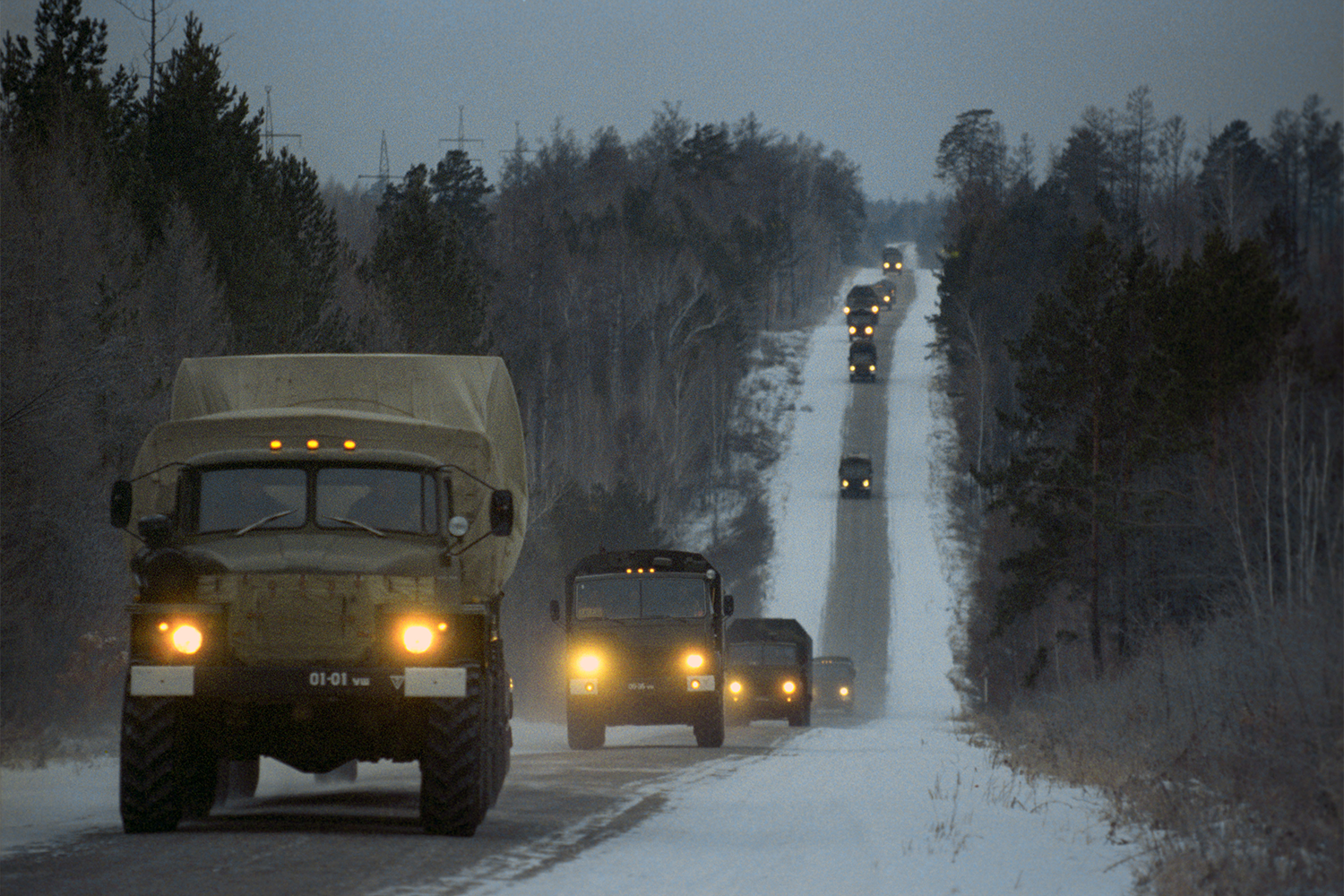 Вопреки финансовым проблемам, в 1996-1997 гг. организаторы космодрома Свободный смогли заметно продвинуться в сферах, которые не требовали капитального строительства: переобучили кадры, заново подготовили пять шахт и площадки для ракет-носителей легкого класса «Рокот» и «Старт», а также развернули поблизости измерительный комплекс, системы связи и поля падения.На фото: передвижной измерительный пункт.