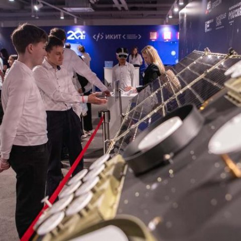 Спутники вызвали интерес посетителей выставки