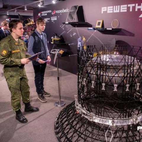 Силовая конструкция корпуса спутника с ксеноновым баком