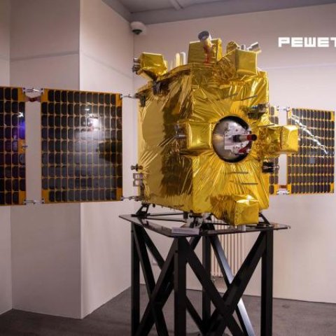 Полноразмерный макет малого космического аппарата на выставке в Красноярске